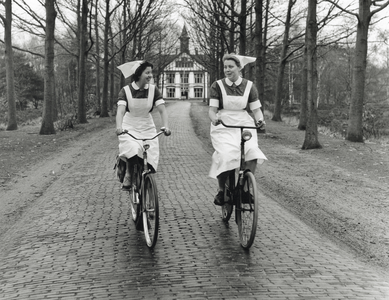 125398 Afbeelding van twee fietsende zusters van de zuster- en broederopleiding in de Willem Arntsz Hoeve (Dolderseweg ...